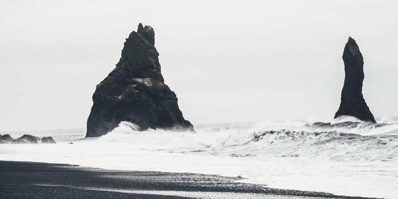 别墅挑高客厅设计全攻略：灯光层次、墙面装饰与家具尺度把控的艺术