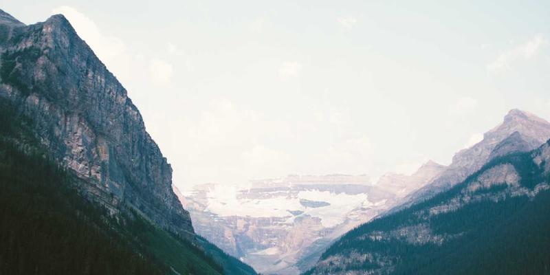 家居设计新趋势：木质、金属、玻璃与布艺的材质混搭艺术