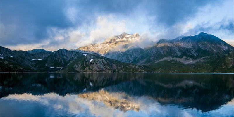 暖宅兔兔的艺术陈设指南：从家具定制到墙面画廊的室内设计法则